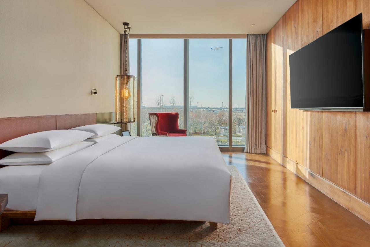 Mumian Beijing Daxing International Airport, Part Of Hyatt Hotell Exteriör bild A guest room at the hotel
